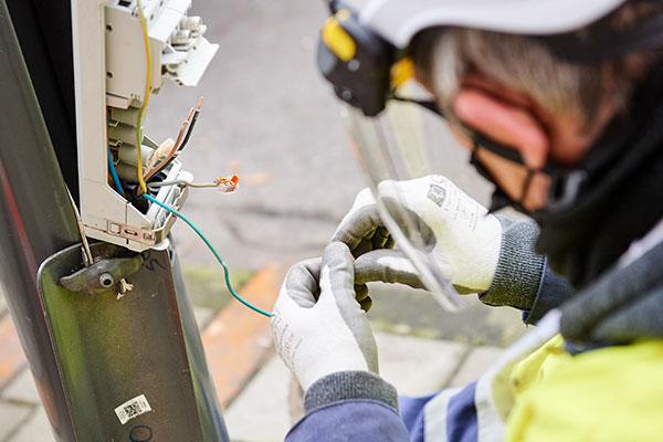 Technicien travaillant sur une installation